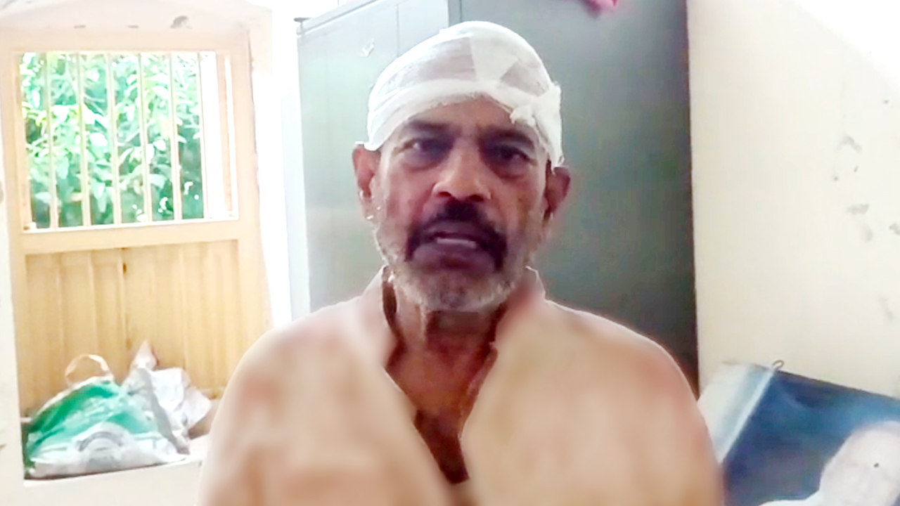 পাবনায় প্রকাশ্য দিবালোকে নিজ বাড়িতে প্রবীণ অধ্যাপককে কোপালো দুর্বৃত্তরা